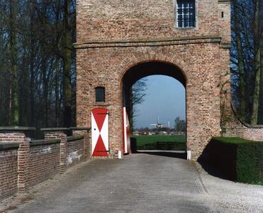 843290 Gezicht door het poortgebouw van het kasteel Slot Zuylen (Tournooiveld 1) te Oud-Zuilen op de de twee molens (de ...